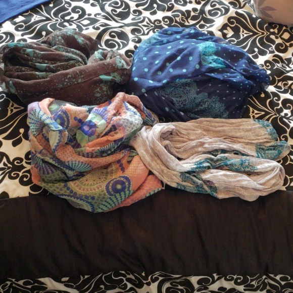 Bundle of 4 Infiniti scarves - Picture 1 of 5